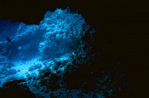 Grotte dans le bleu
